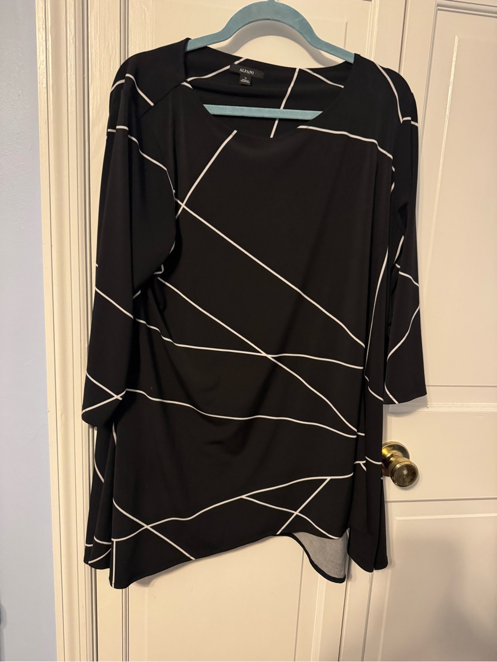 Like New Alfani Black & White Geometric Asymmetrical Line Print Top โ 1X - Picture 8 of 11